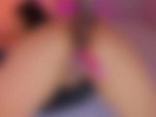 Live cam show with L U I S A H - Bedroom on Camsoda