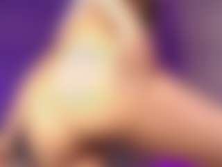 Live cam show with Emylie sexy body - Nipple Play on WildCum