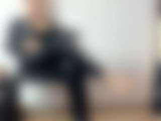 Live cam show with BRENDAMILFHOT - Living Room on Livezox