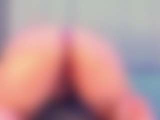 Live cam show with Julia Davis - Camel Toe on SmokeAndPoke