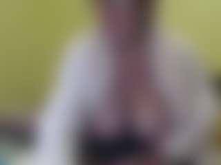 Live cam show with SandraCarina - Housewife on Camsoda