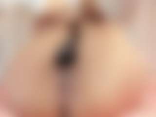 Live cam show with Annie-Queen - Handjob on Big Tits
