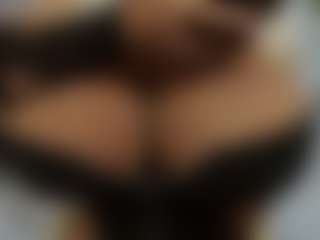 Live cam show with Miacoluxy - Muscular on madthumbs