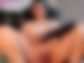 Live cam show with Victoria Mooree - Average on StripNow