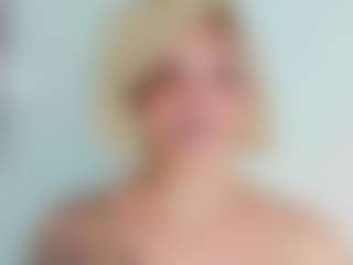 Live cam show with EmmaSaenz - Tease on Camsoda