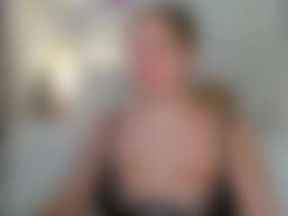 Spettacolo in cam dal vivo con Megan - Upskirt su Camsoda