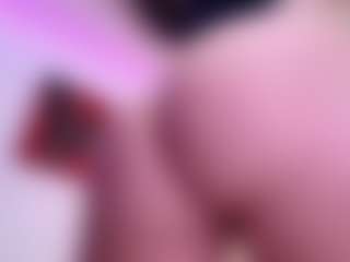 Live cam show with April-bowie - Fingering MILF on StripNow