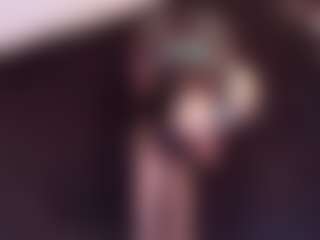 Live cam show with April-bowie - Athletic Middle Aged on livesuperchat.net