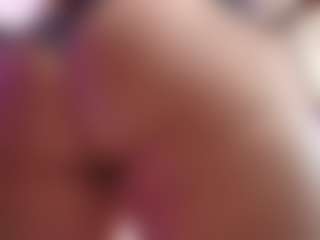 Live cam show with April-bowie - Ass Bouncing on AdultVida.com