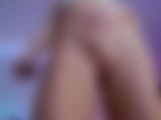 Live cam show with LilyRoselyn - Small Ass on Milfs Live