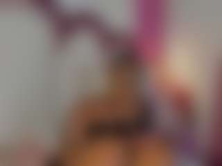 Live cam show with KhelanyIsyy - Latina on CamwithHer