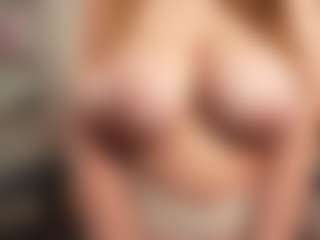 Live cam show with Vikky_Love - Tongue on AdultVida.com
