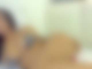 Live cam show with Elisa Castrillon - Shaved Pussy on Camsoda