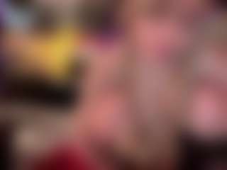 Live cam show with Laura Tate - Riding on Camsoda