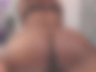 genesismoretz's Live Sex Cam Show