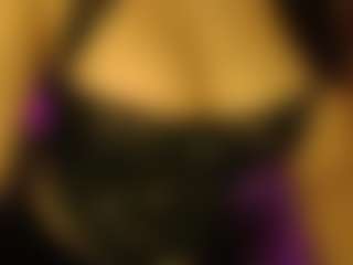 Live cam show with BiancaTease - Pleasure on chickslive.net