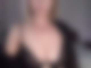 Live cam show with Lara - Asian MILF on Camsoda