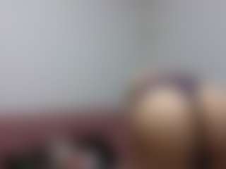 Live-Cam-Show mit PenelopeHott - Living Room auf Camsoda