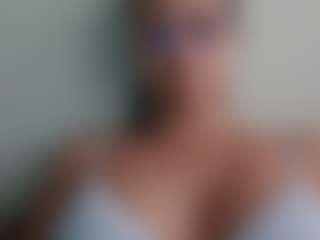 Live cam show with Trianabell - Living Room on Milfs Live