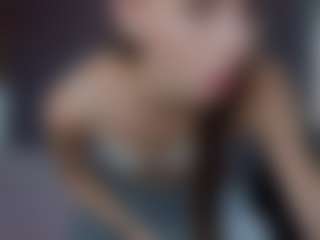 Live cam show with EmmiGreen - Tease on StripNow