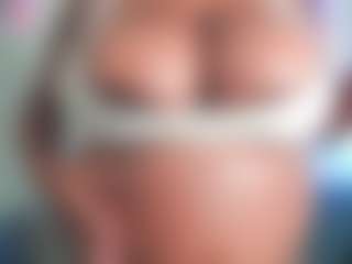 Live cam show with Livvy Kinka - Belly on crypto-cams