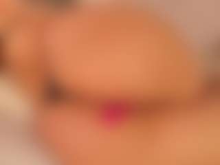 Live cam show with KiimLee - Public Curvy on Streamer API
