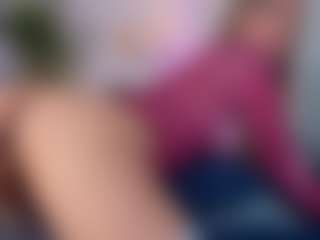 Live cam show with Sky - Petite on AdultVida.com