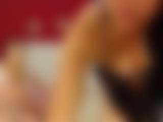 Live cam show with Mia-coluccii - Bedroom on Mixed Magazine Live