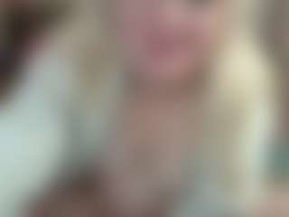 Live cam show with Kassie G - Average on StripNow