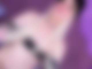 Live cam show with EvaaMooree - Average on Milfs Live