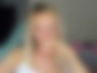 Live cam show with RouseReedd - Living Room on Camsoda