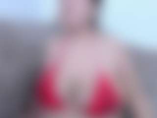 Live cam show with Miah Collings - Striptease on AdultVida.com