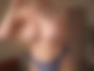 AkaneiroDemon MILF webcam performer live streaming