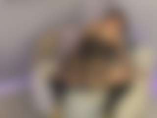 Live cam show with Gia Watsonn - Fingers on madthumbs