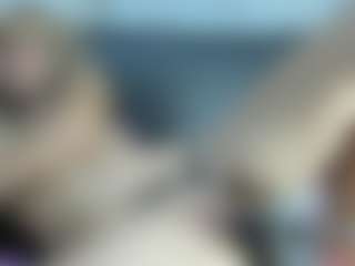Live cam show with elizgoud - Living Room on StripNow