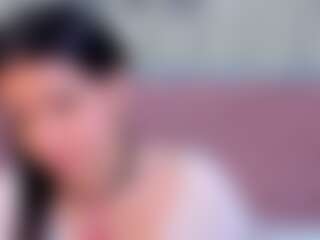 Live cam show with MiiaaLee - Kisses on xplaylive.com