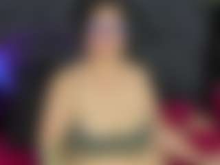 ArethaOzz MILF webcam performer live streaming