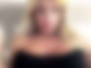 Live cam show with Lissa Babe - Brown Hair Petite on wildcum.com