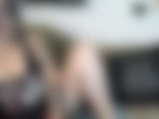 Live cam show with MissyDee - Fishnets on AdultVida.com