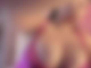 Live cam show with Milf Victoria - Blonde Hair Middle Aged on Camiplay Live