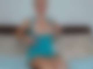 Live cam show with Laura Bentley - Gamer Mature on Camsoda