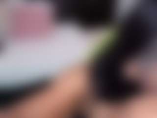 Live cam show with TammyLynn - Public MILF on StripNow