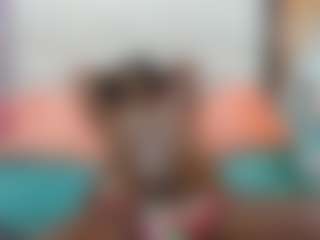 Live cam show with AlmaSaennz - Ebony MILF on xheatlive.com