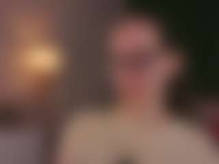 Live cam show with LynetteBails - Suck on CamClone