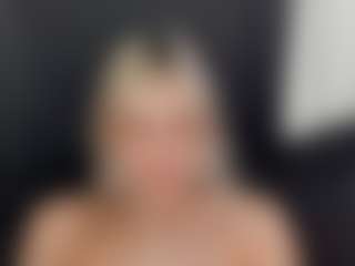 Live cam show with Esme Christley - Upskirt on AdultVida.com