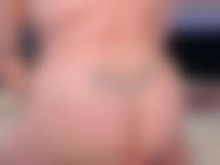 Live cam show with Lisa-Payne - Tongue on madthumbs
