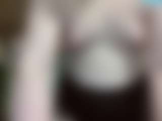 Live cam show with average-girl - Amateur Brown Hair on AdultVida.com