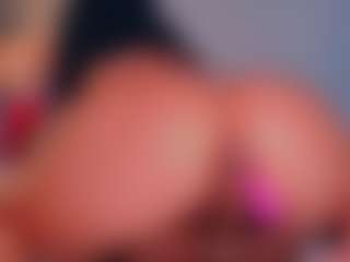 Live cam show with Malu Lopez - Fingers on madthumbs
