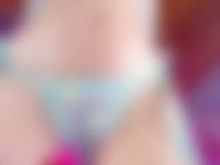 Live cam show with emili-clark - Middle Aged on CamwithHer