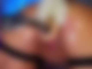 Live cam show with WetPantiess - Strip MILF on Dolls Live